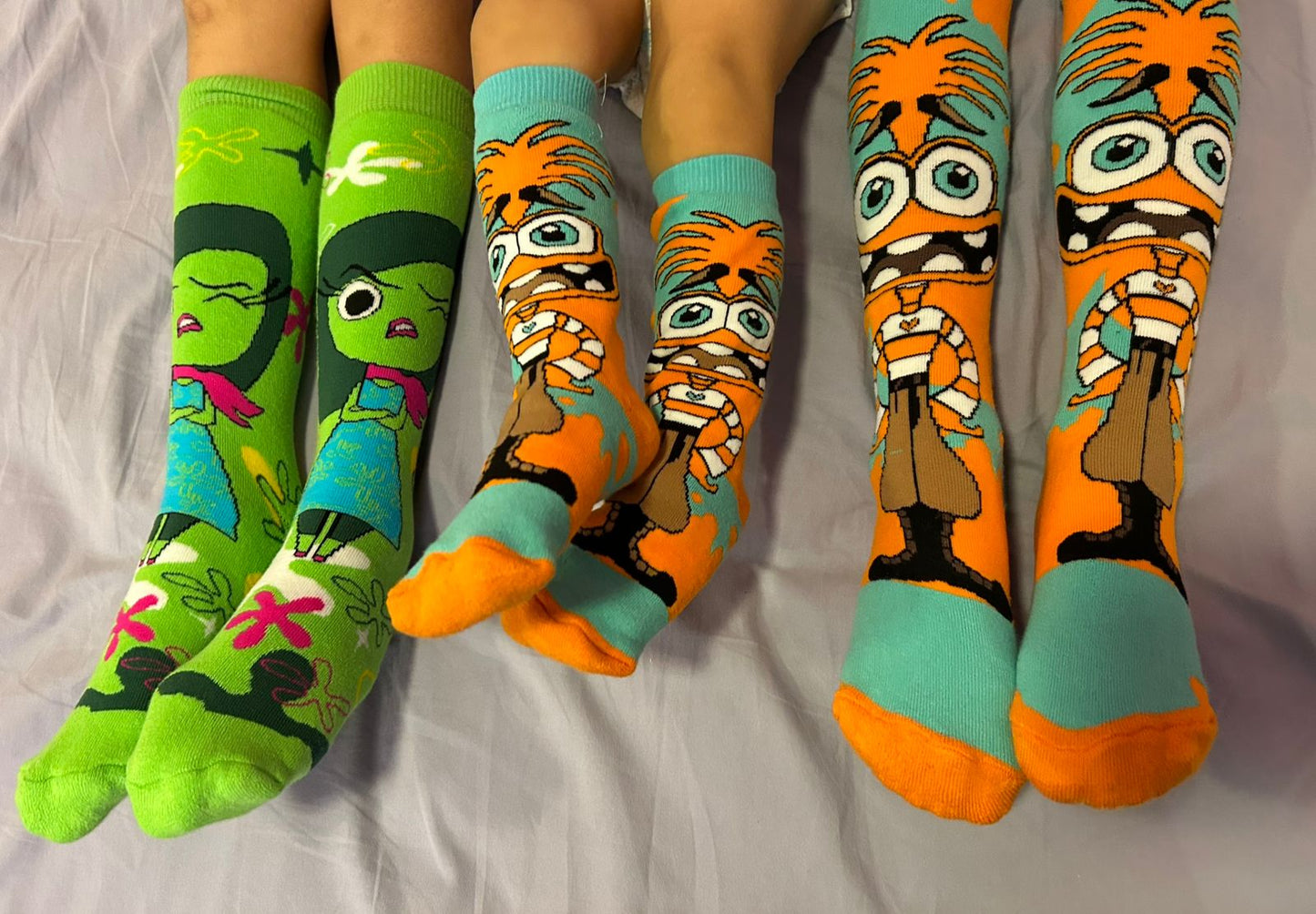 Meião personagens Divertdamente e DeadPool