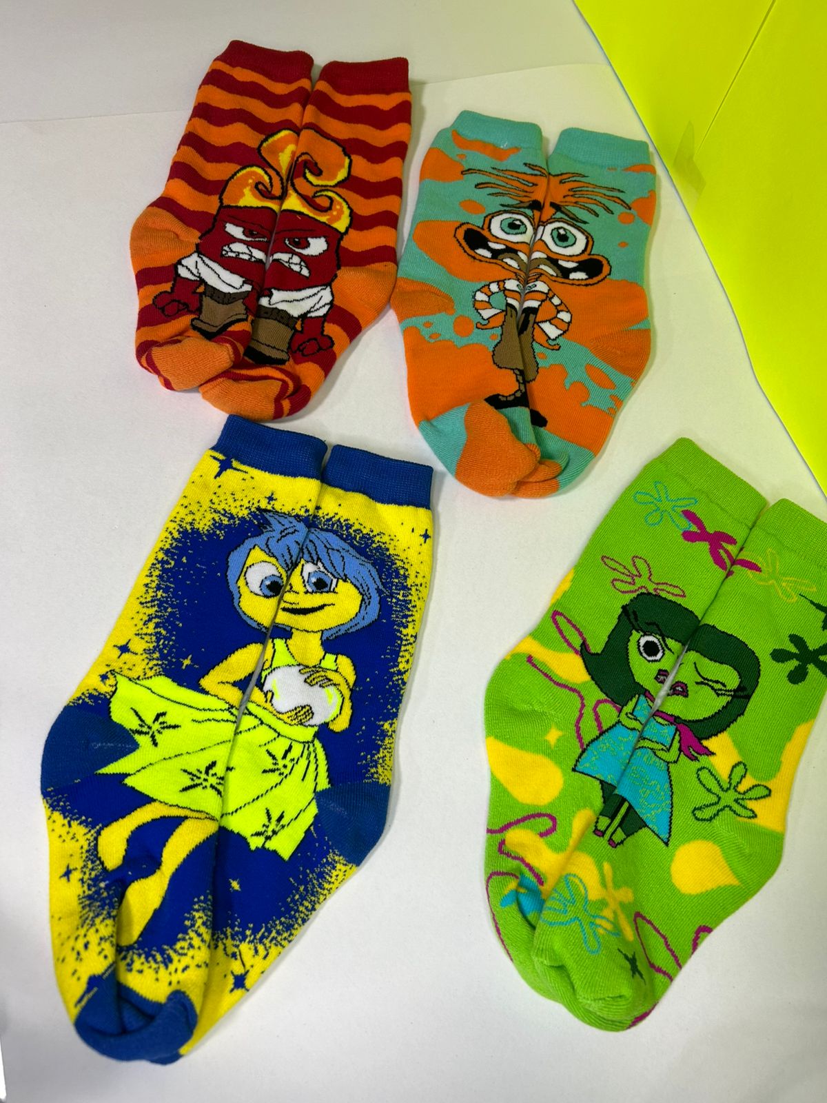 Meião personagens Divertdamente e DeadPool